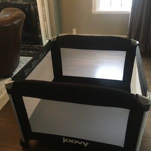 Joovy Room 2 Playard and fitted sheet
